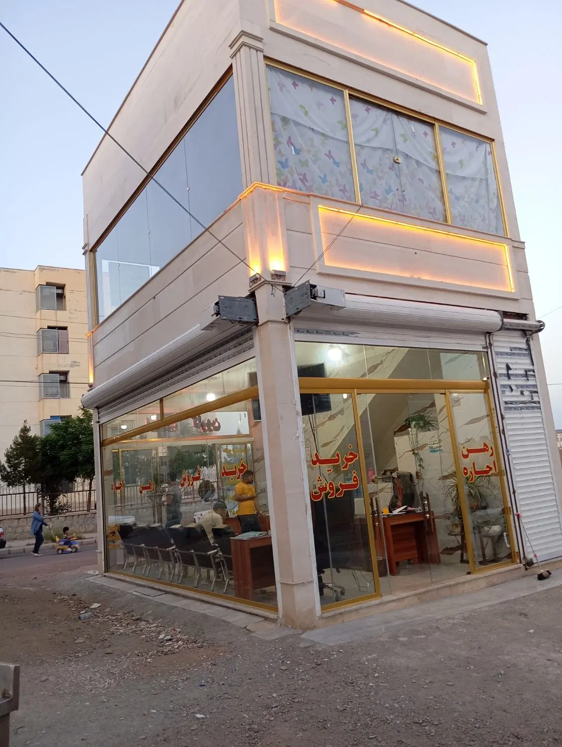 زمین تجاری فاز۶شمال بازارچه شهید آزرم یادمان بنا