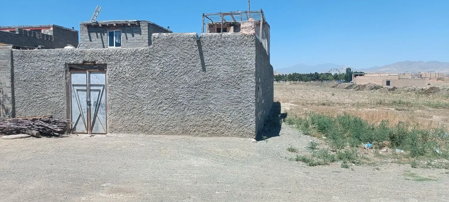 زمین پشت شهربازی