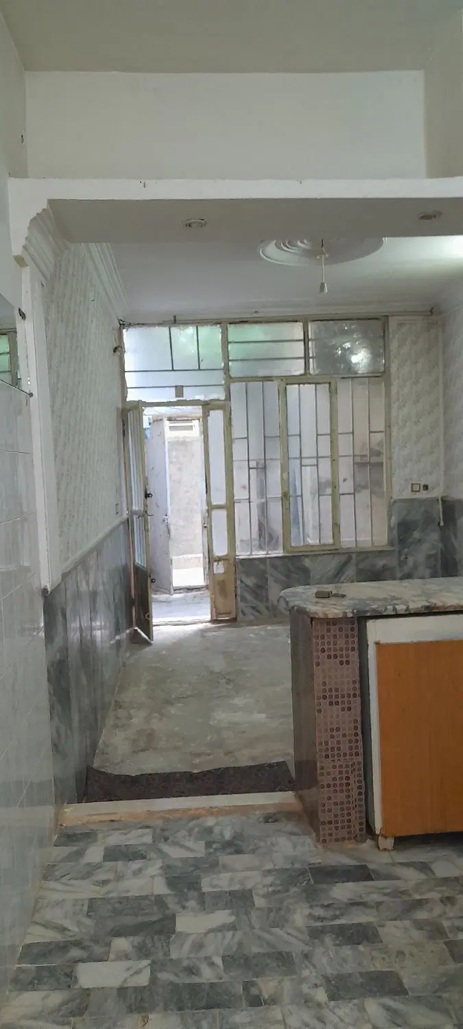 خانه ویلایی طبرسی سی و یک کمتر از صد متر به مترو