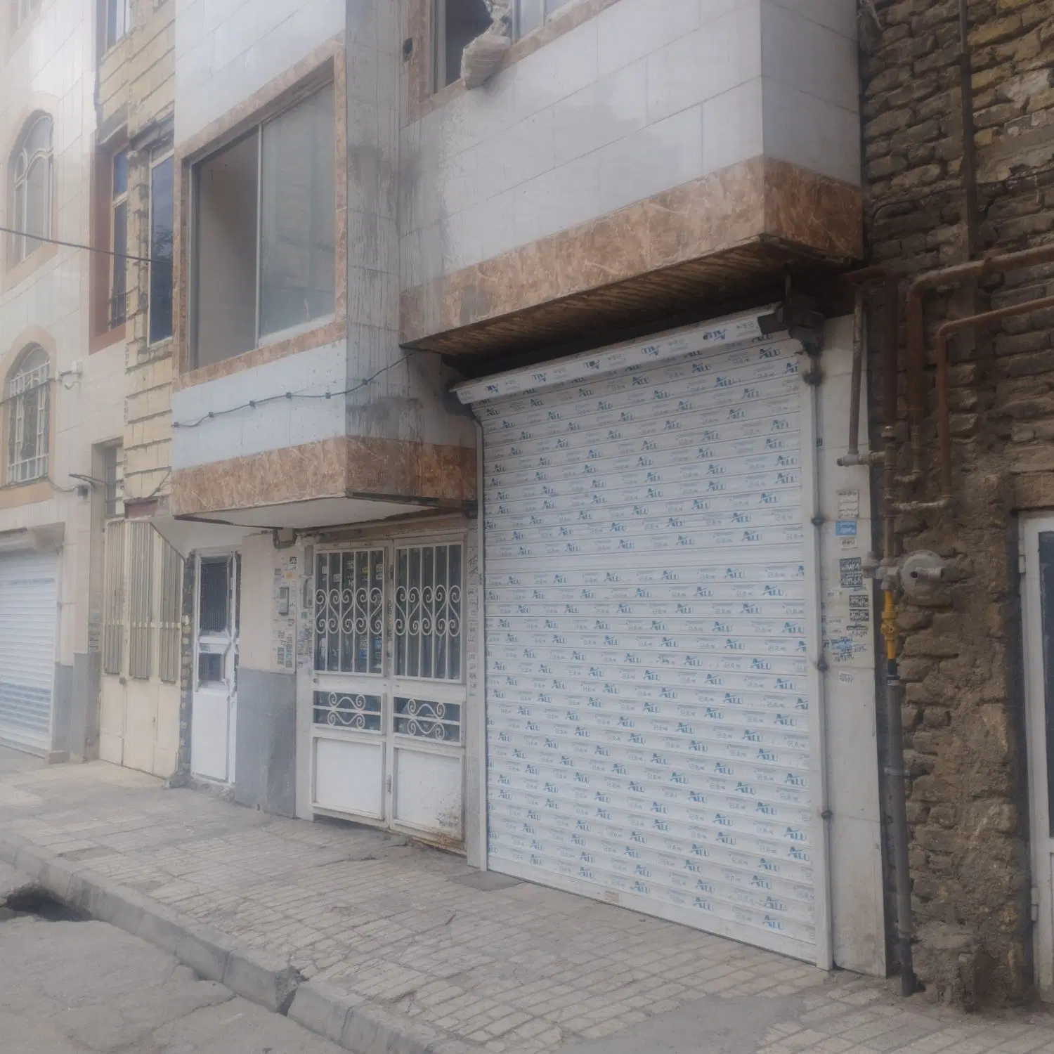 یک باب مغازه خواجه ربیع، یوسف زاده مهر مادر بهمن