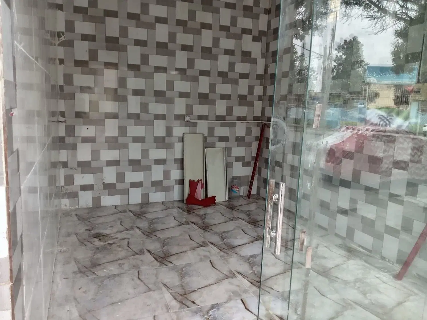 مغازه حدودا ۱۰ متر