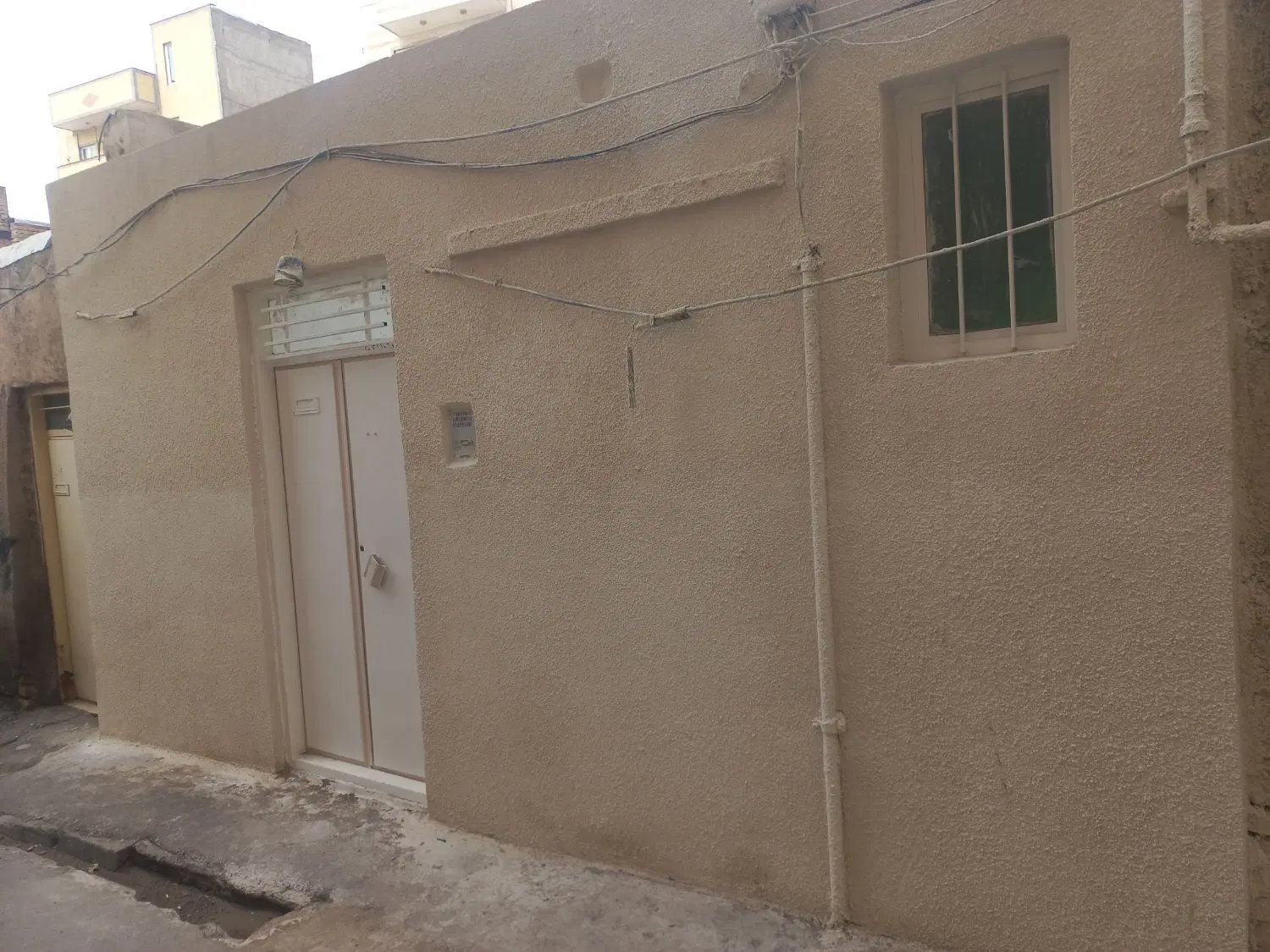 حیاط ۹۳ متری در منجم ،ظهیری
