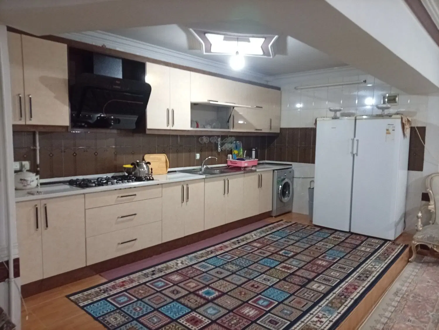 طبقه بالا راه جدا پارکینگ اختصاصی خ رازی