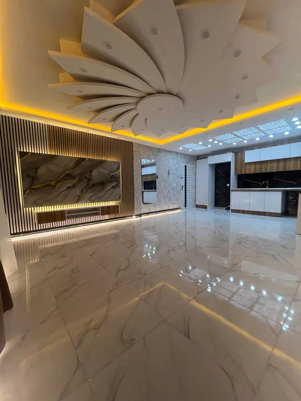 اپارتمان ۱۰۰ متری در پرند پشت پاساژ طلا