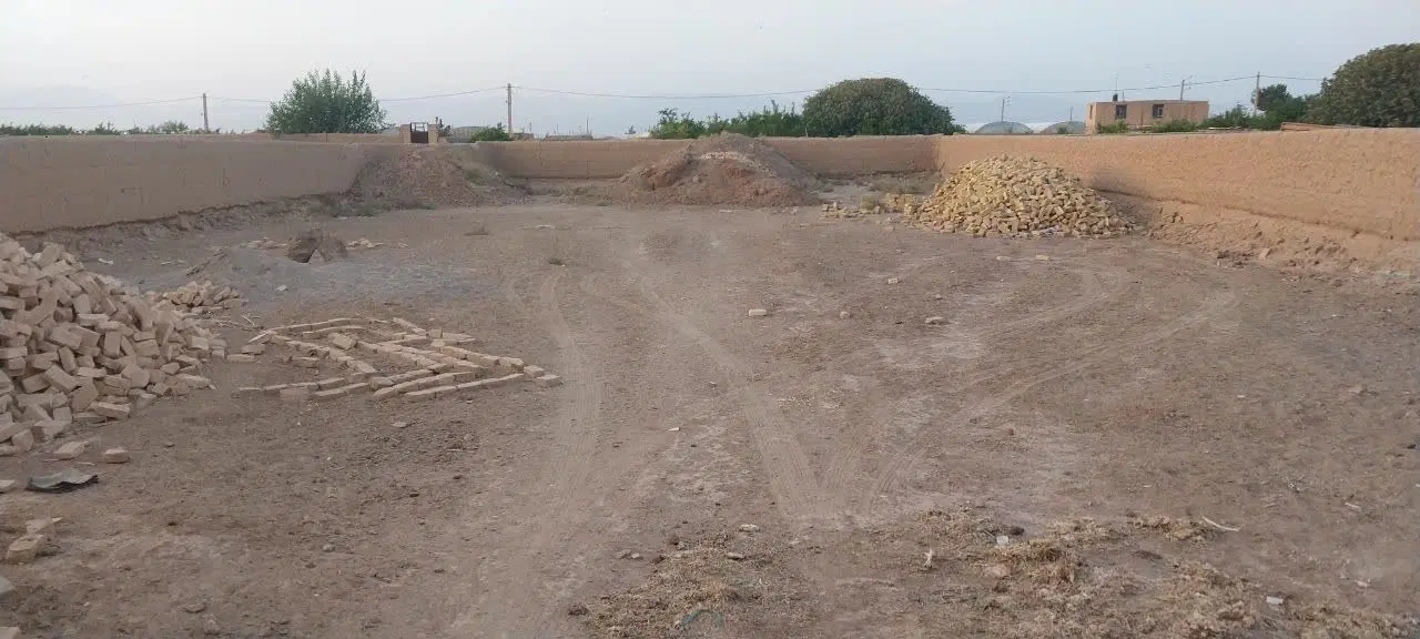 زمین چهار دیوار