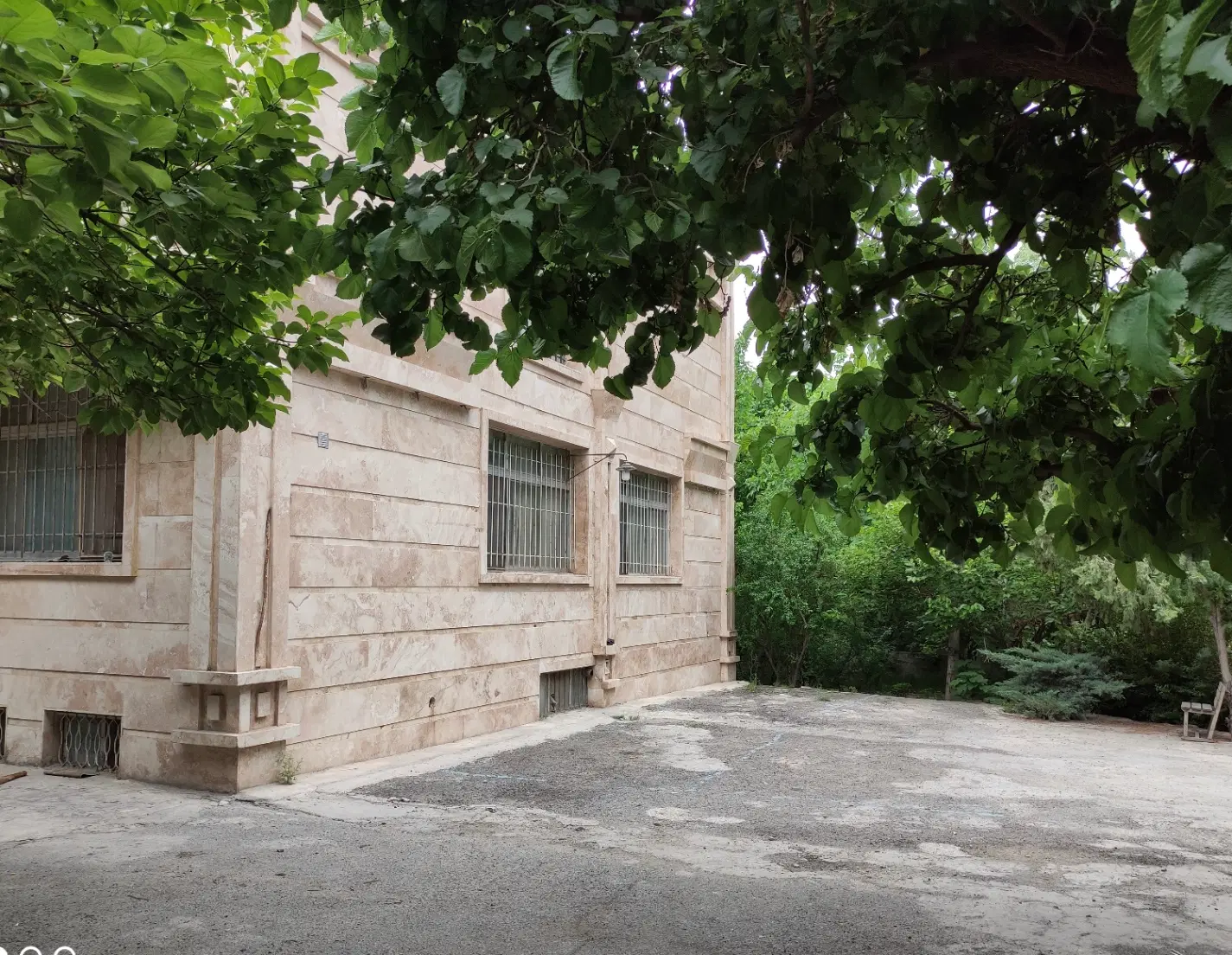 زیرزمین ۹۰ متزی
