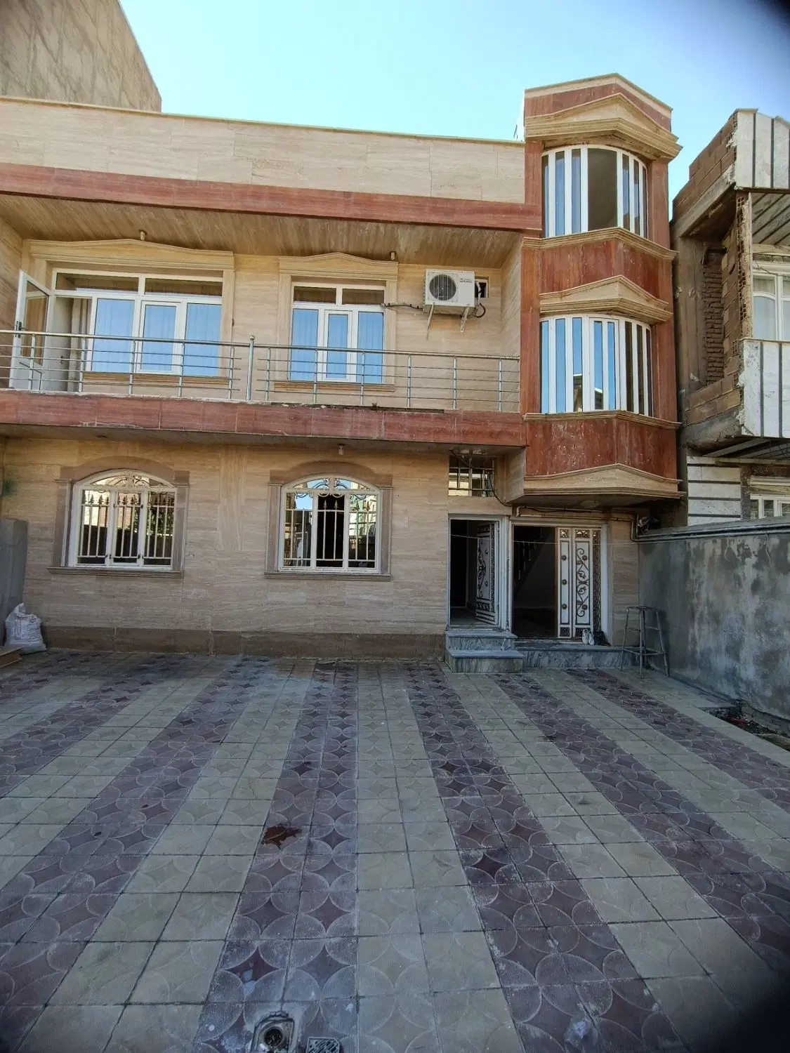 خانه دو طبقه با زیر بنای 120 متر