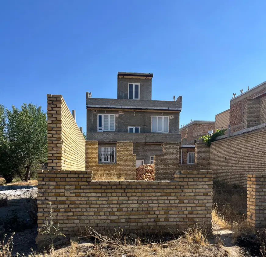 ۱۳۵ ساختمان نیمه کاره اول گوی تپه روبه روی مدرسه