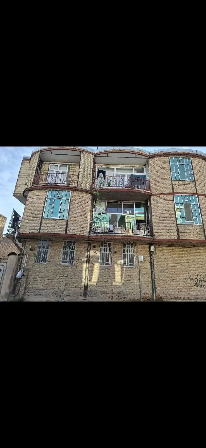 منزل مسکونی 3طبقه دو نبش زمین شهری روانسر