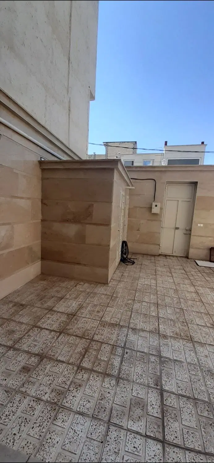 یک دستگاه ساختمان مسکونی ۴ طبقه