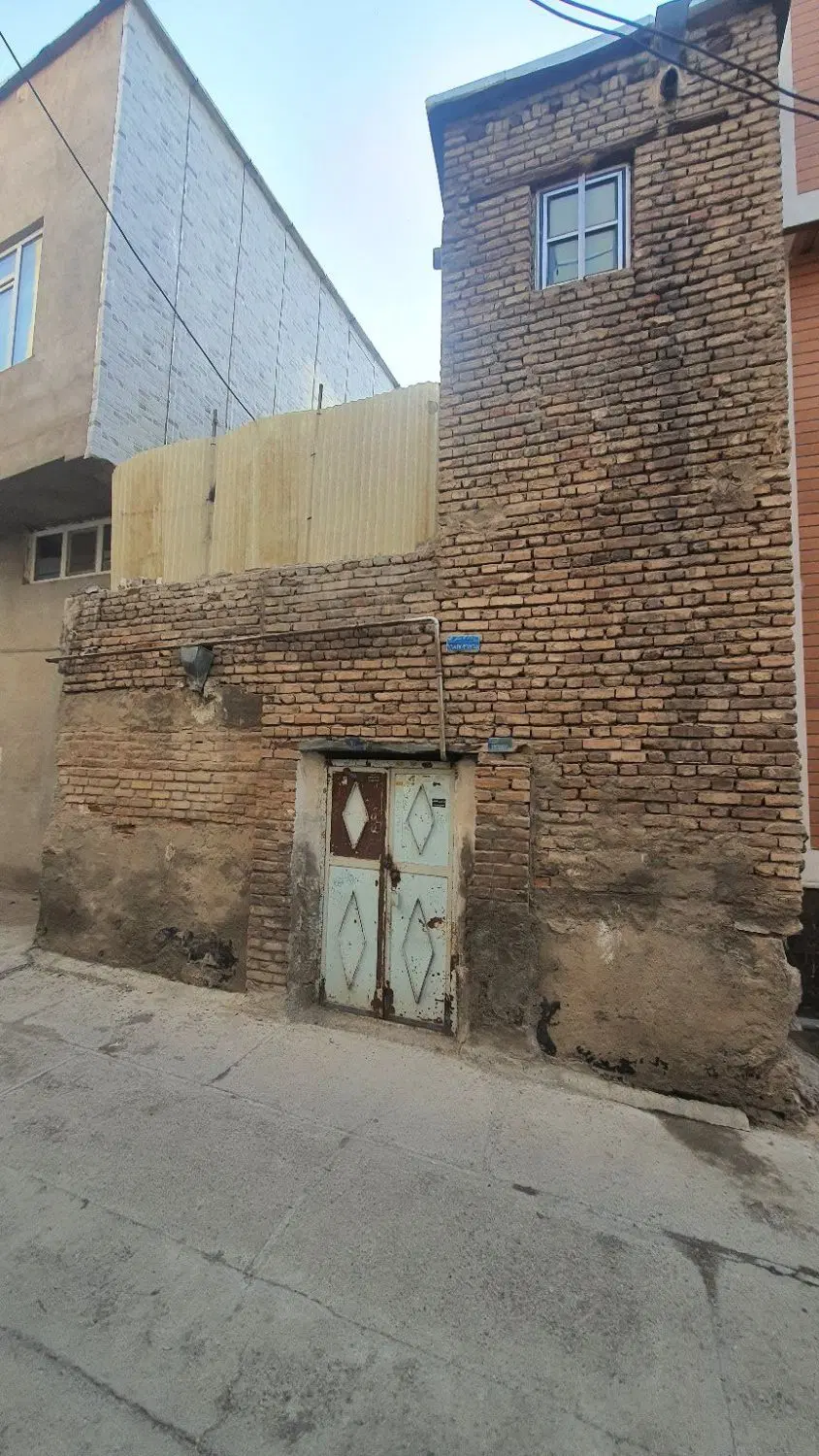 خانه کلنگی و تخریبی در میدان شهدا