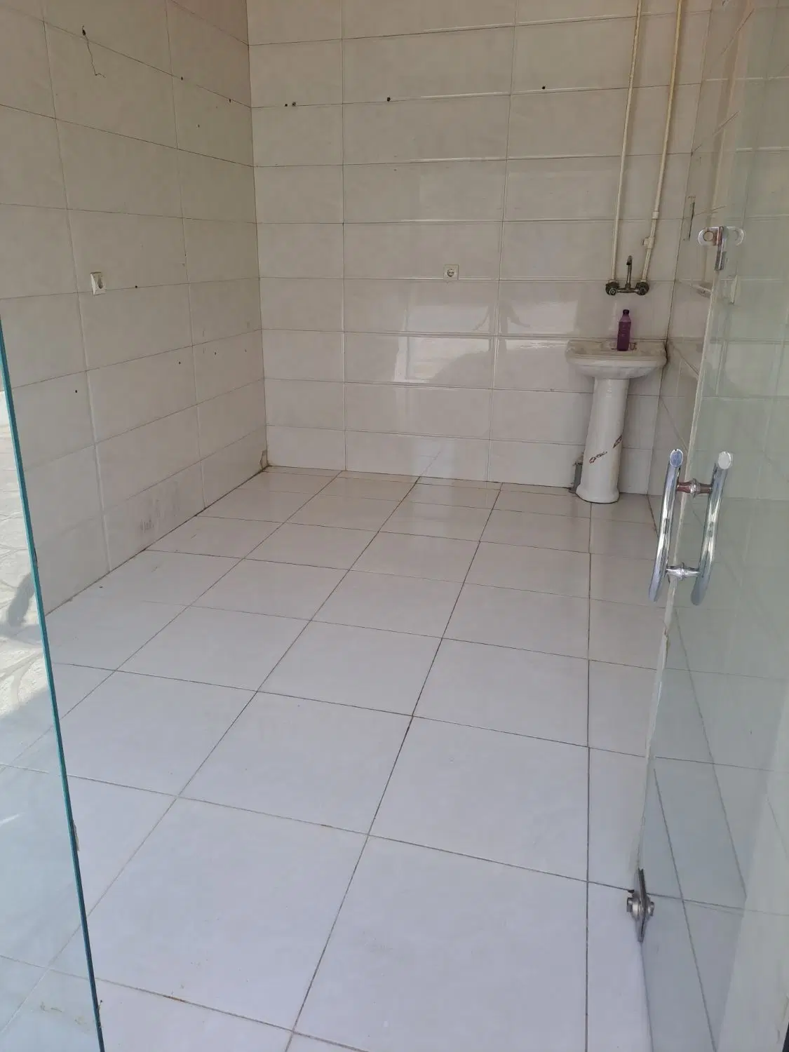 یک باب مغازه به متراژ ده متر دارای آب برق گاز