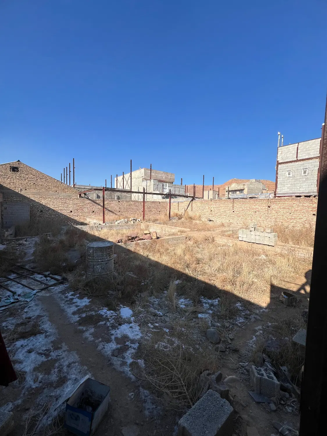 زمین در میدان امام حسین ارپادرسی