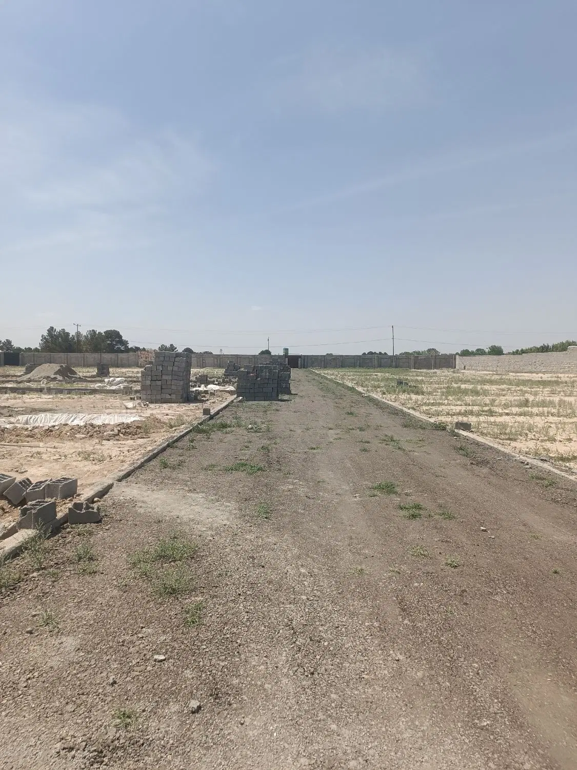 زمین دیوارکشی بر جاده اصلی ساوه کیلومتر ۹