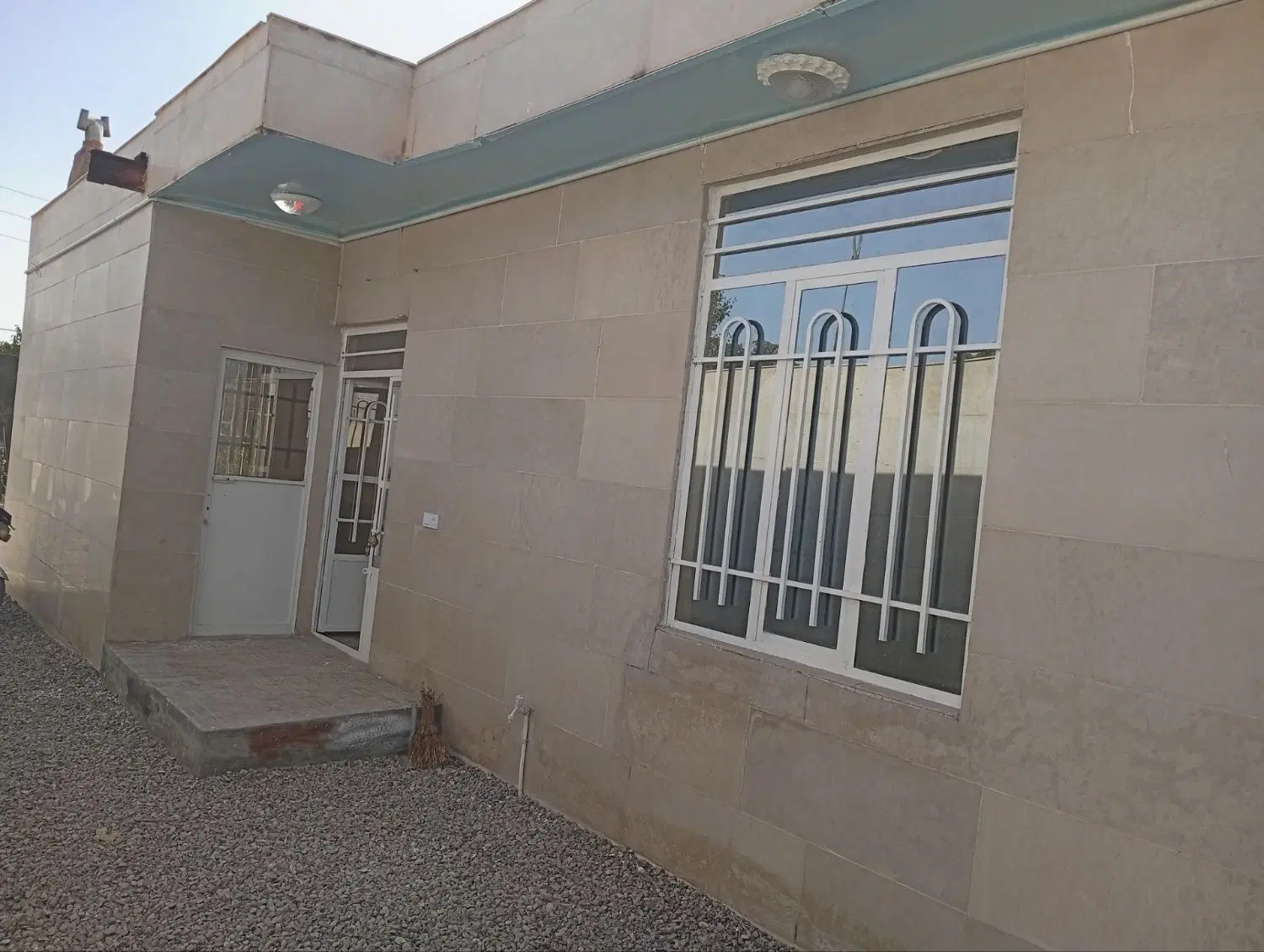 خانه ۳۲۰ متری اسکلت نما سنگ