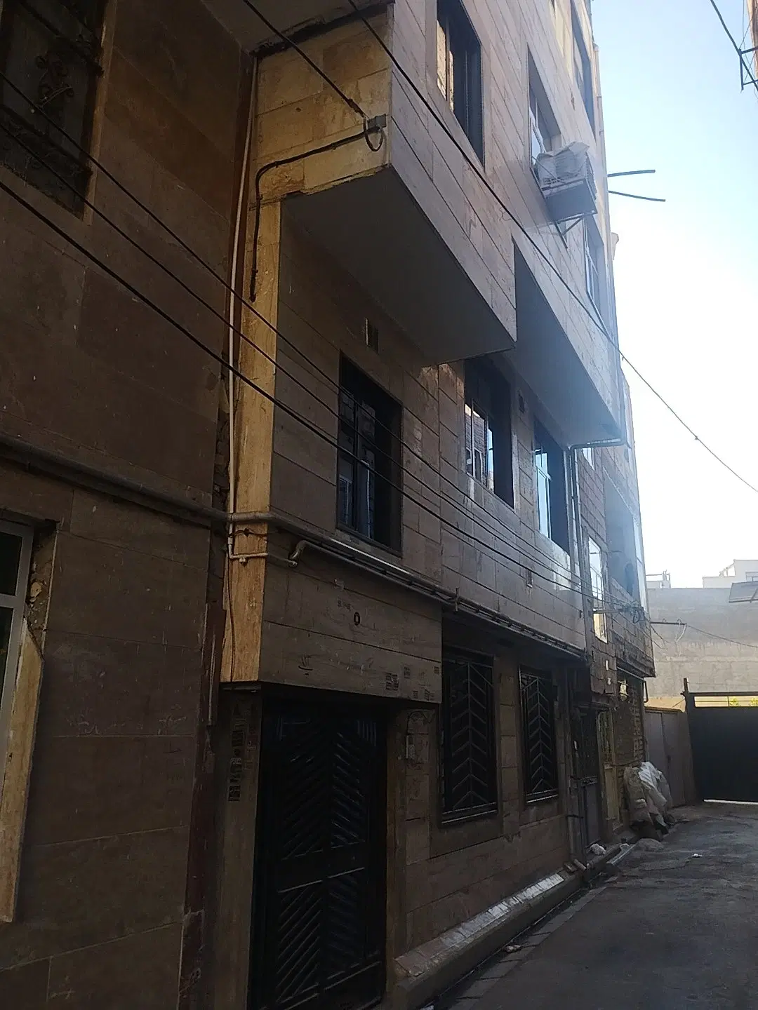 یه واحدخانه نیمه ساخت