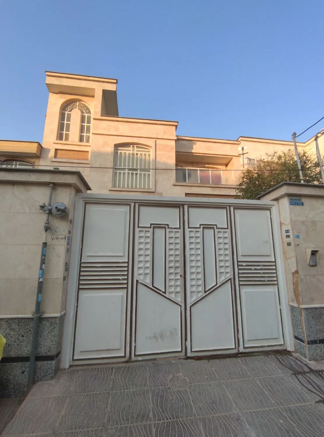 ۱۲۰ متر همکف _ ۲ خواب _ بلوار عدالت (جنب گفتار)