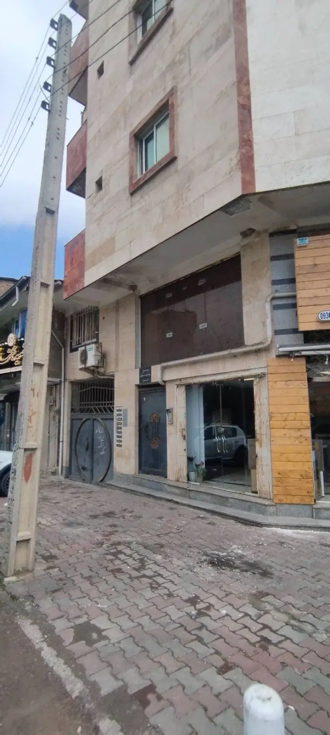واحد ۵۰  متری بالا مغازه. نبش کاشانی ۷