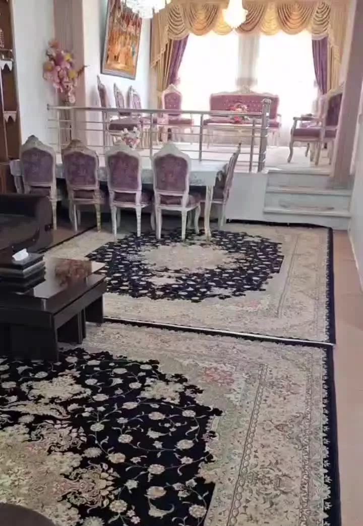 تجاری مسکونی ۳۰۰ متری،بادوباب مغازه،درشهرک طالقانی