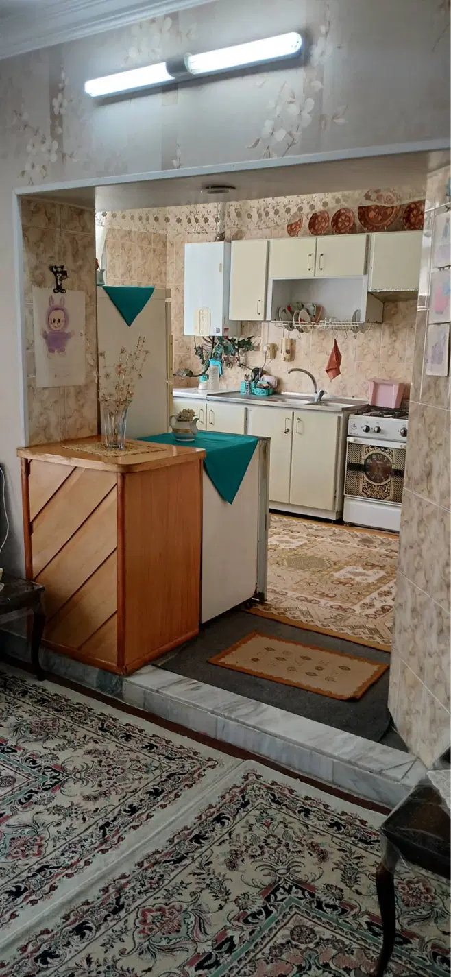 فروش آپارتمان سه خواب با ۴۰ متر حیاط طبقه سوم