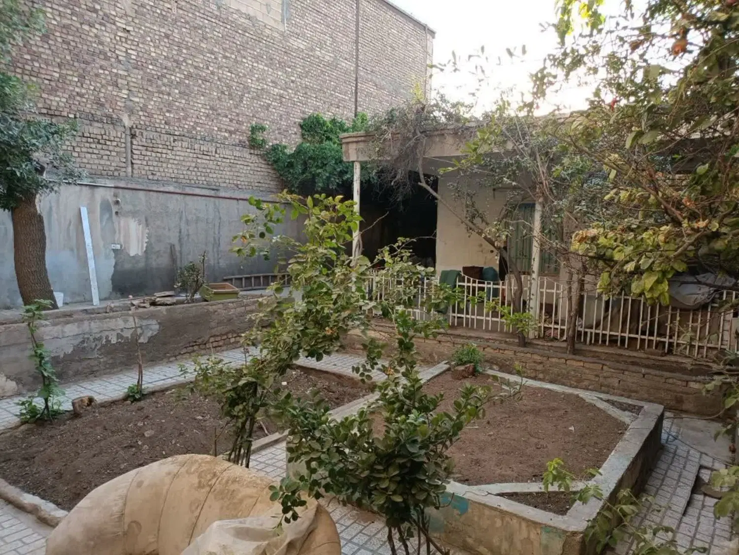 خانه ویلایی ۲۰۳ متر حاشیه کمال ۸ با پروانه ۷ سقف