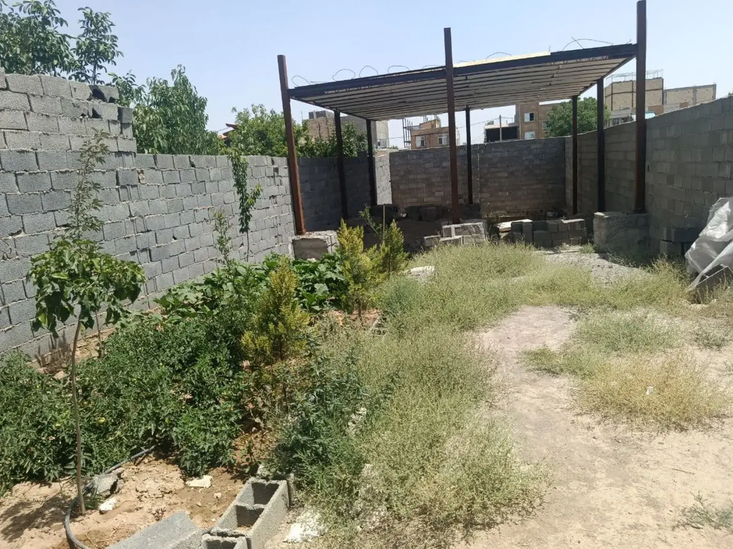 زمین چهار دیواری چهارباغ