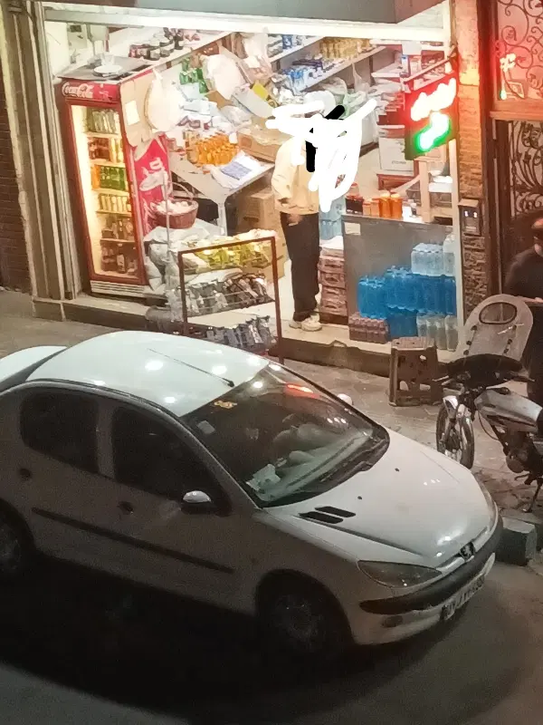 مغازه در محله پرتردد