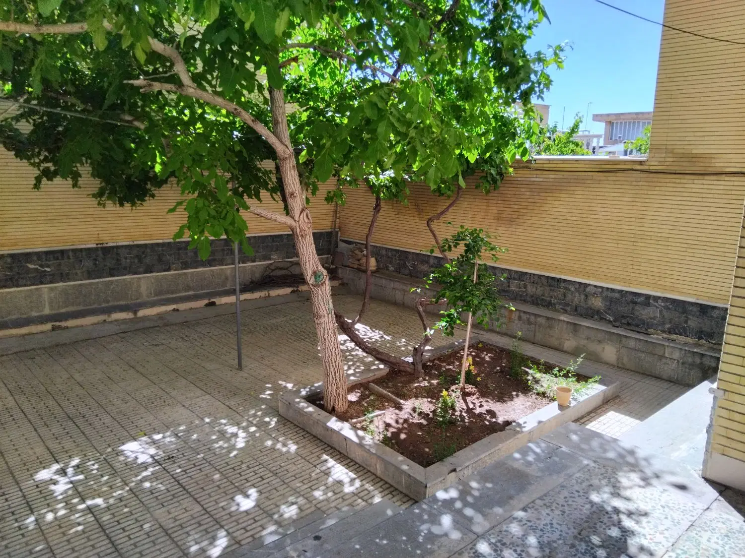 خانه حیاط دار بازسازی شده