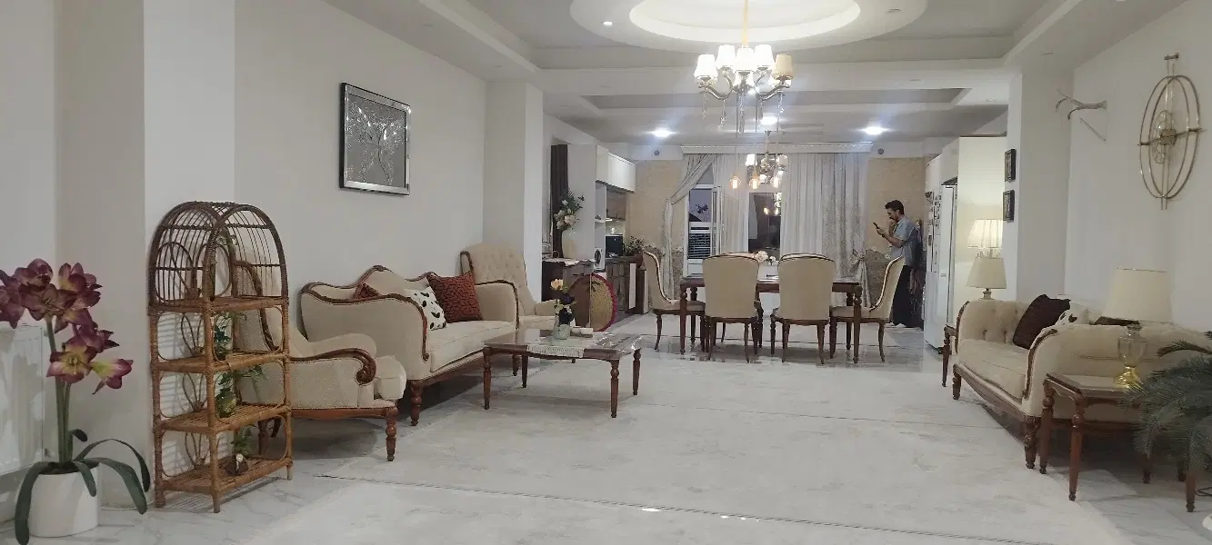 واحد بسیار خوش نقشه نور گیر  دارای حیاط خلوت