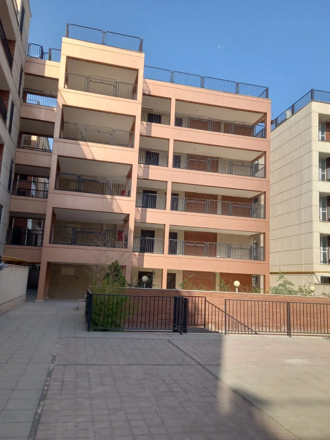 ۹۵متری همکف حیاط دار مجتمع پارسه