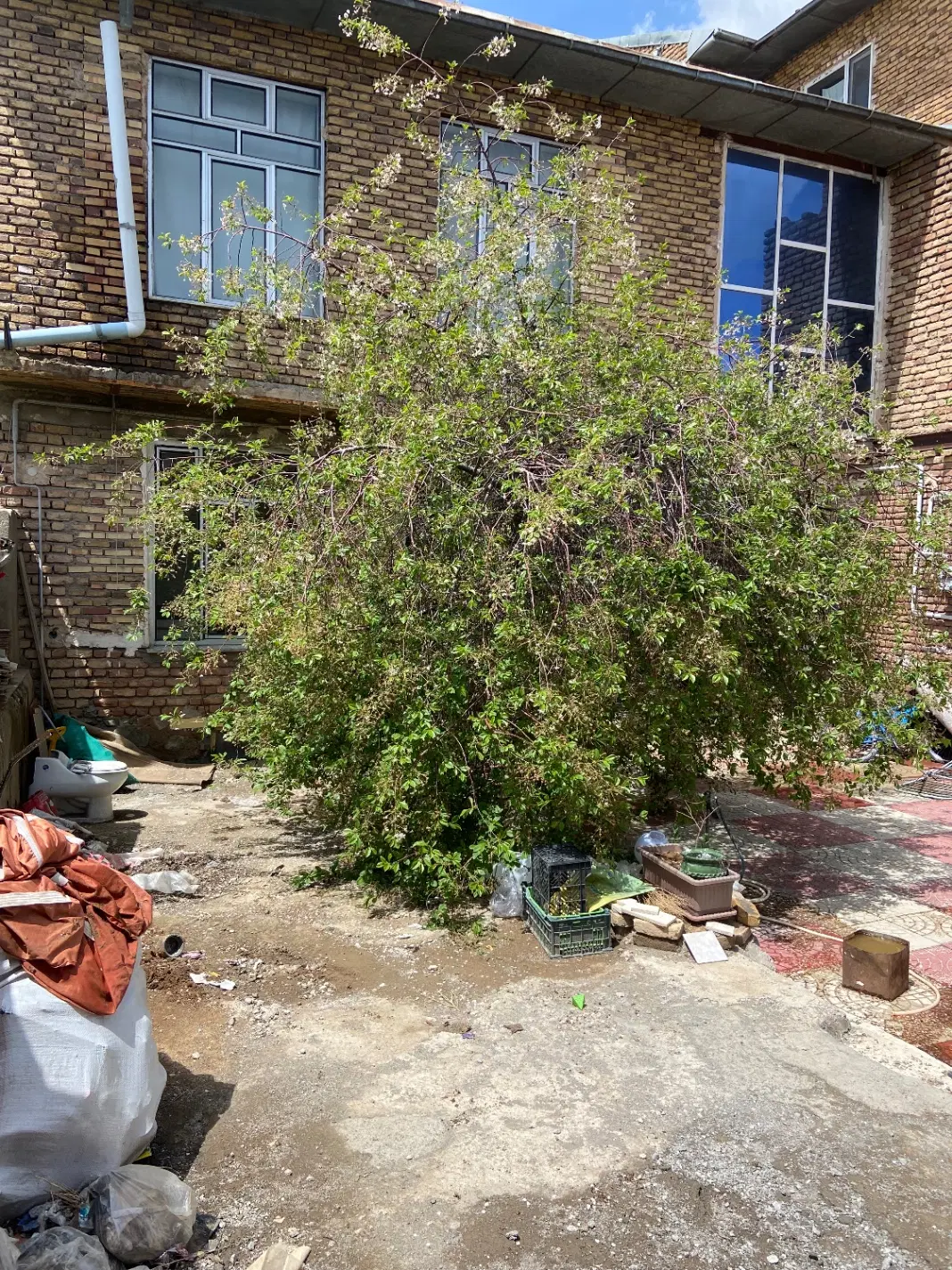 خانه مسکونی دو طبقه همرا با زیرزمین به متراژ ۳۰متر