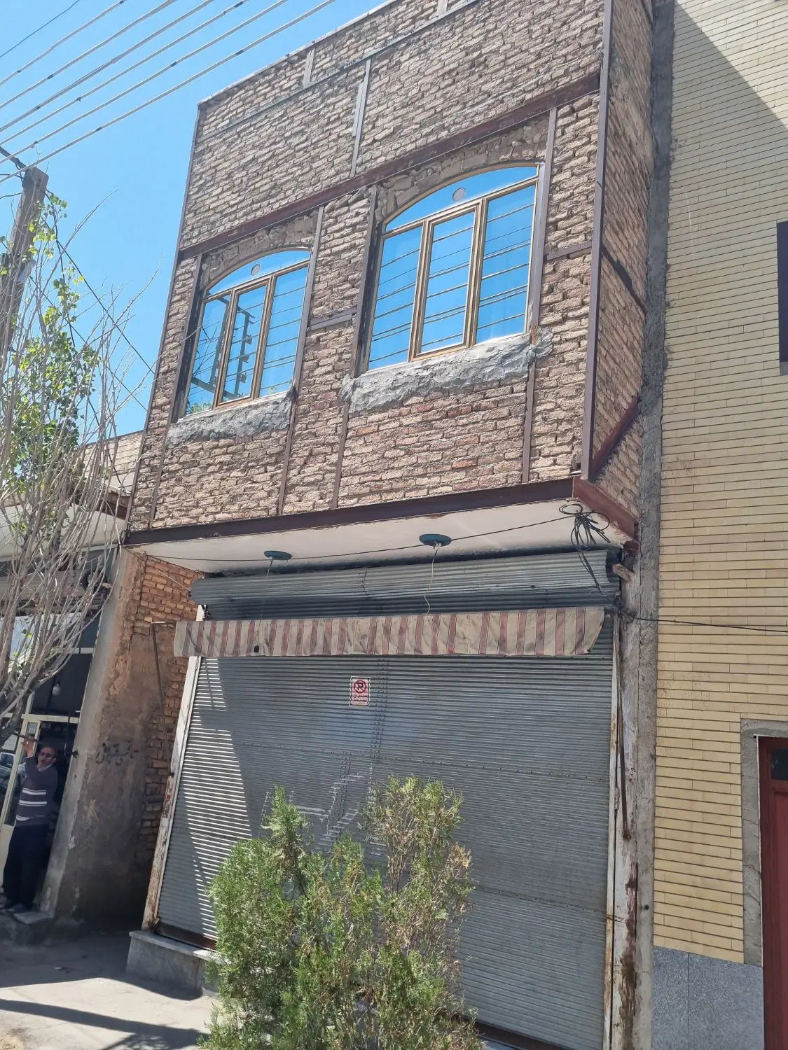 حیاط دوطبقه