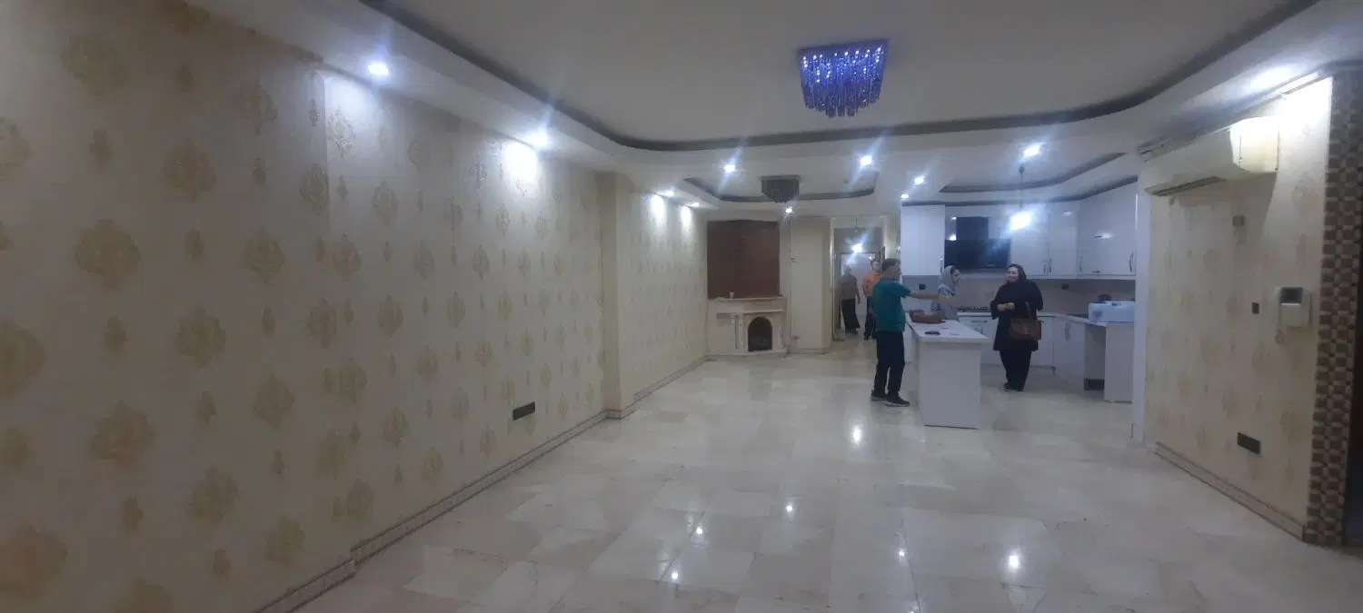ویلایی همکف با حیاط جای دو پارکینگ