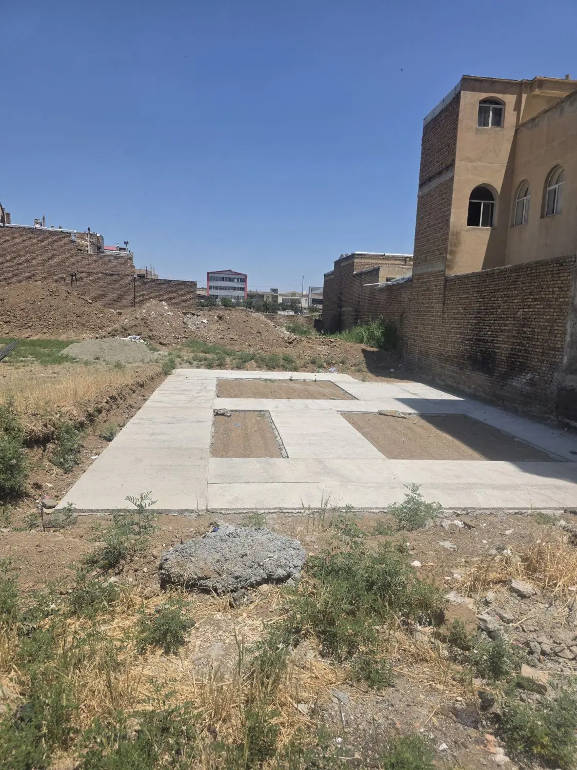 زمین داخل ساخت و ساز