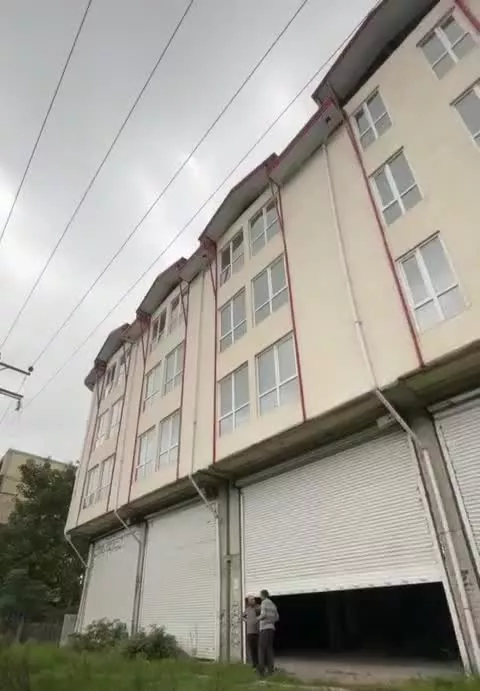 ساختمان تجاری و مسکونی بر جاده اصلی