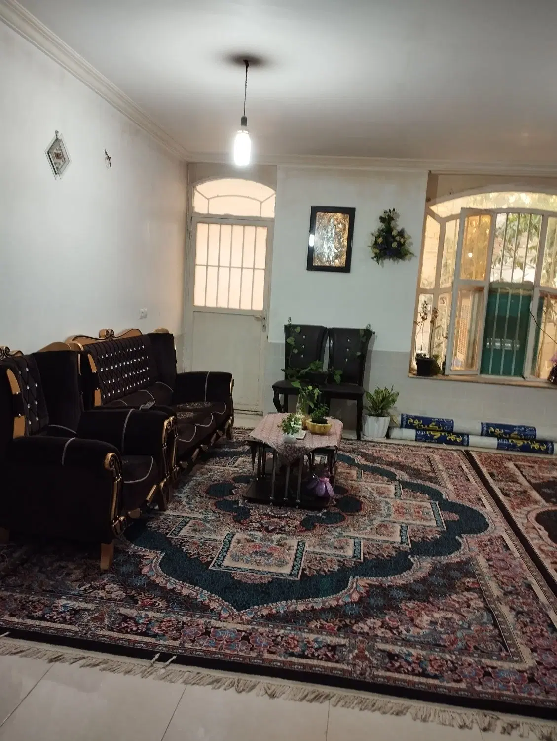 یک خواب سالن بزرگ با حیاط اختصاصی