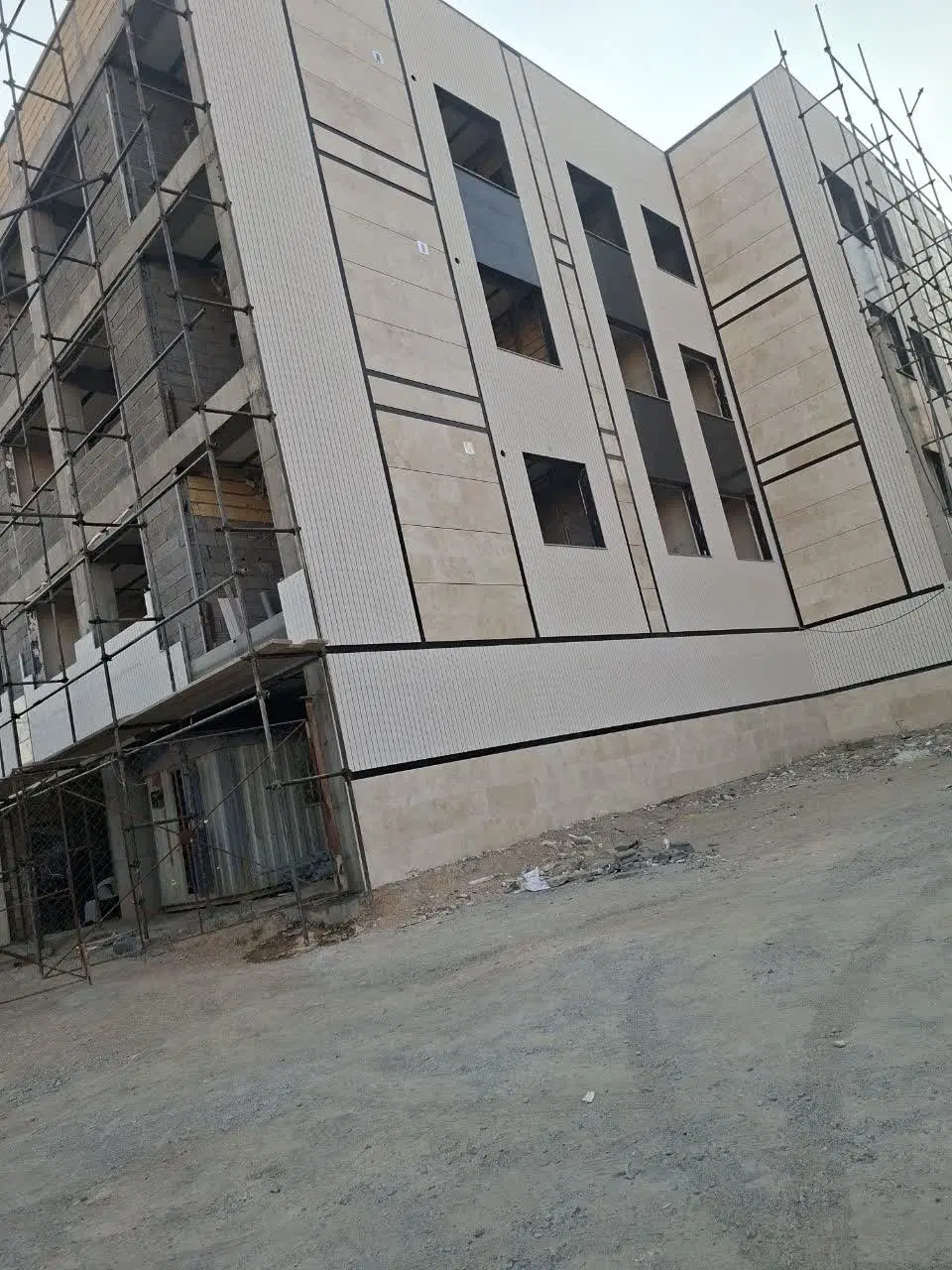شش دانگ منزل مسکونی در حال ساخت تا پایان سال ۱۴۰۵