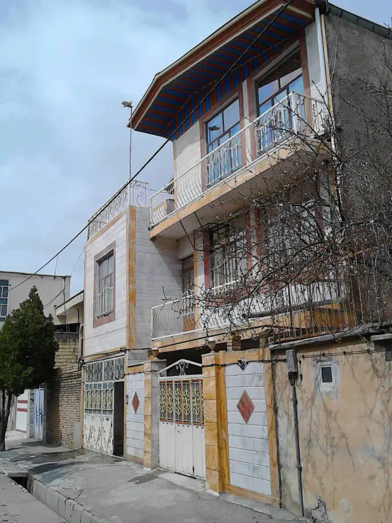 خانه ویلایی سه طبقه در شهر اشترینان