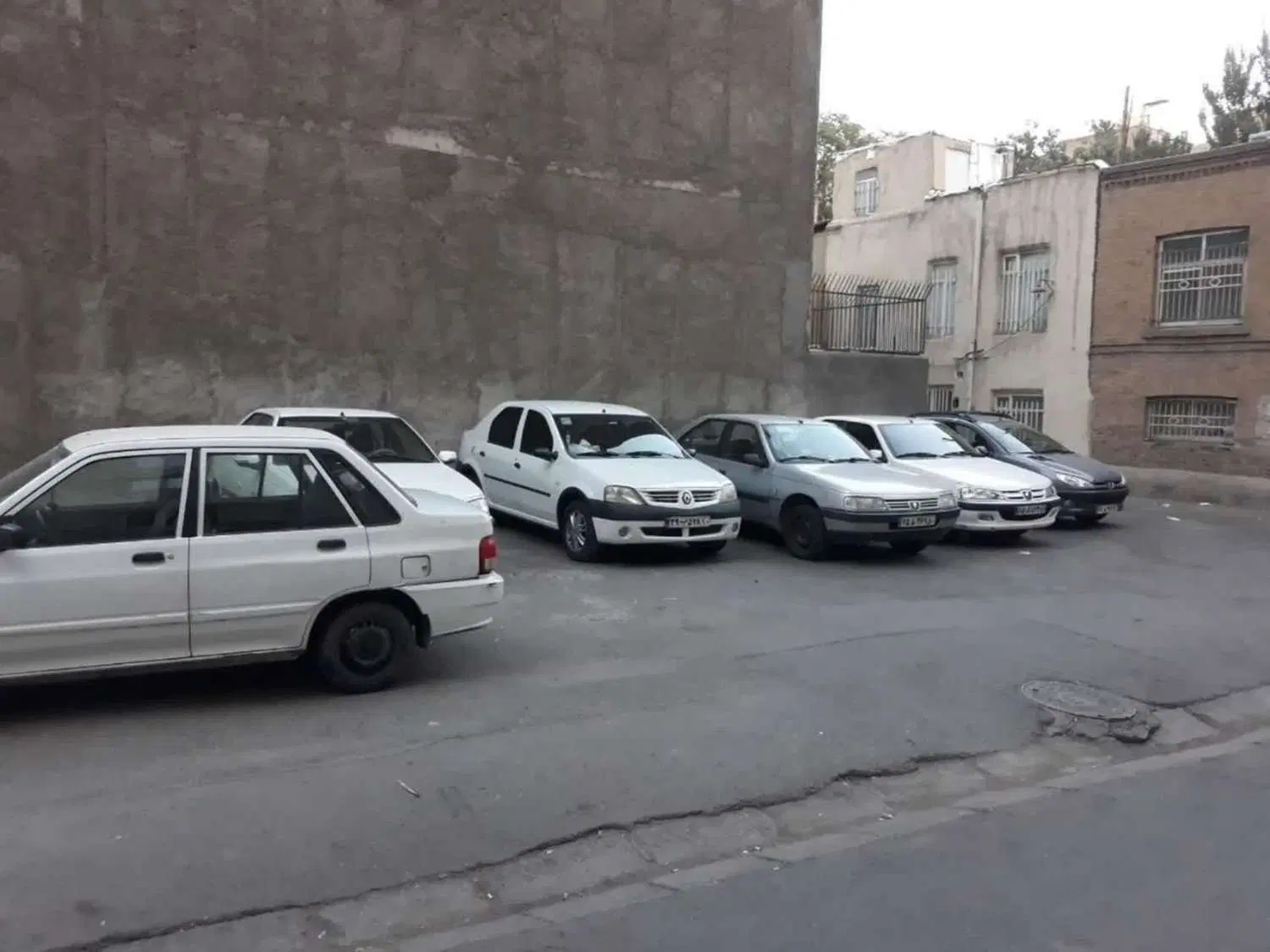 خانه کلنگی که تبدیل به زمین شده است