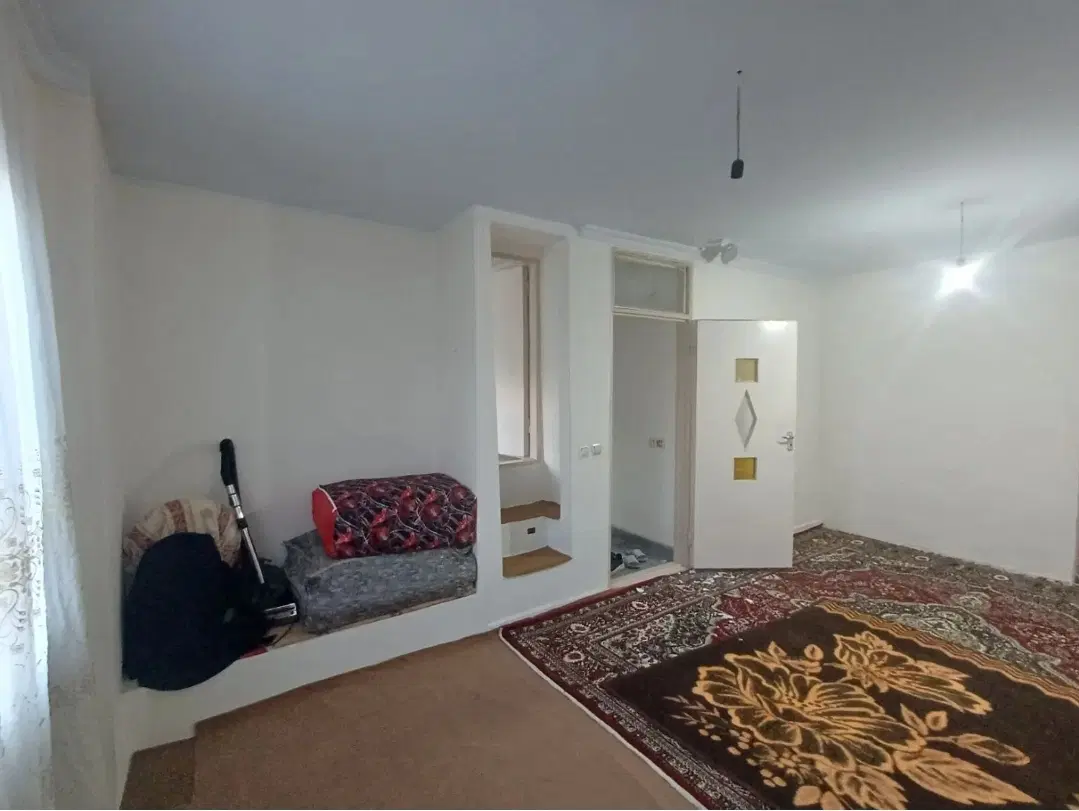 حیاط دو طبقه۸۰ متر سند شش دانگ باغمعروف(مسکن سواد)