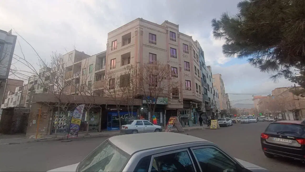 فروش آپارتمان ۱۳۰ متری ۳ طبقه مجزا