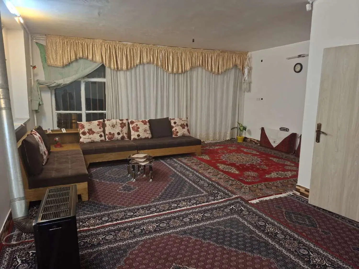 قلب بروجرد  میدان رازان  اجاره مسکونی  اداری