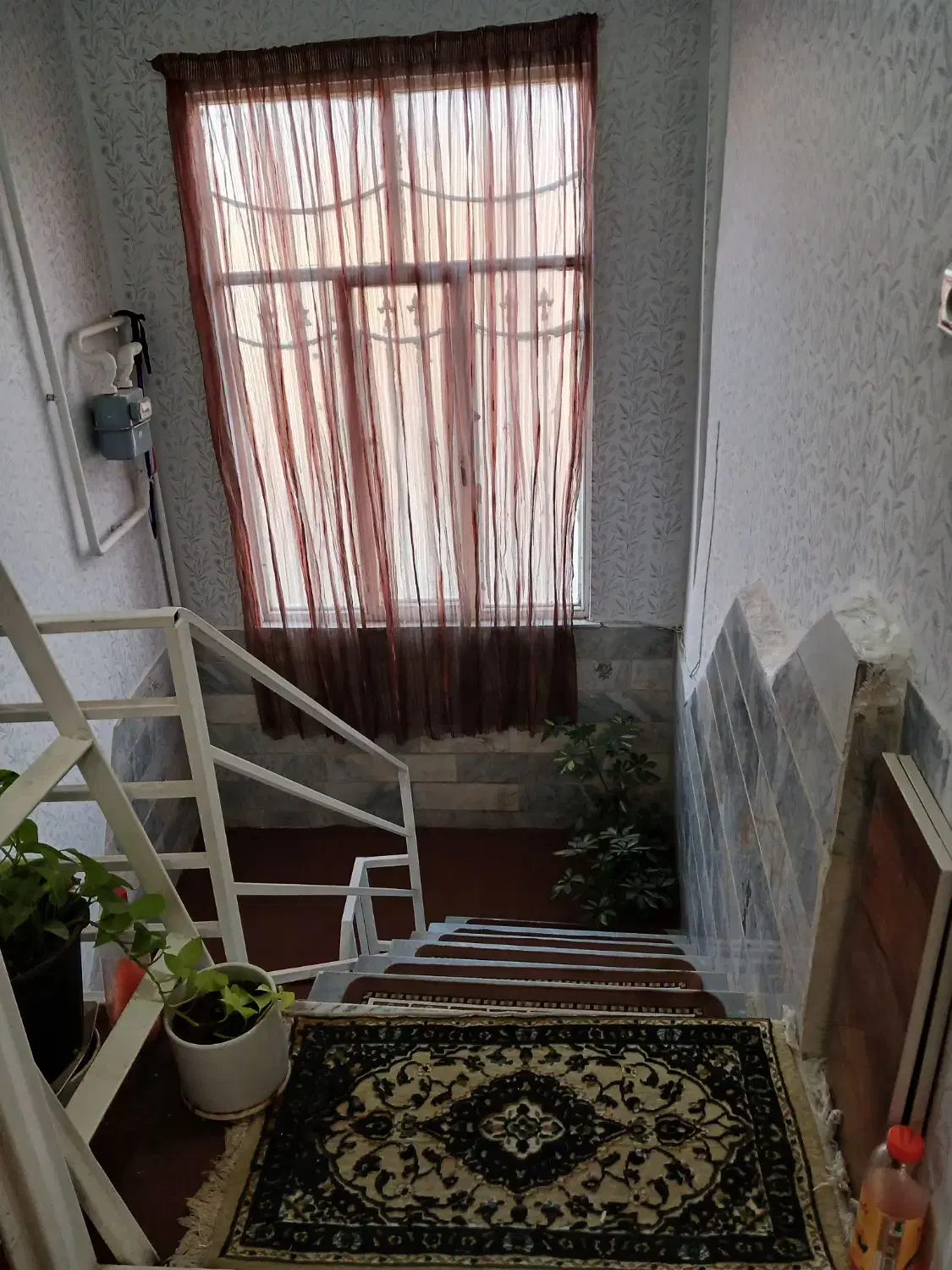 یک  ساختمان در دو طبقه در فلکه غریبکش باغ نشاط