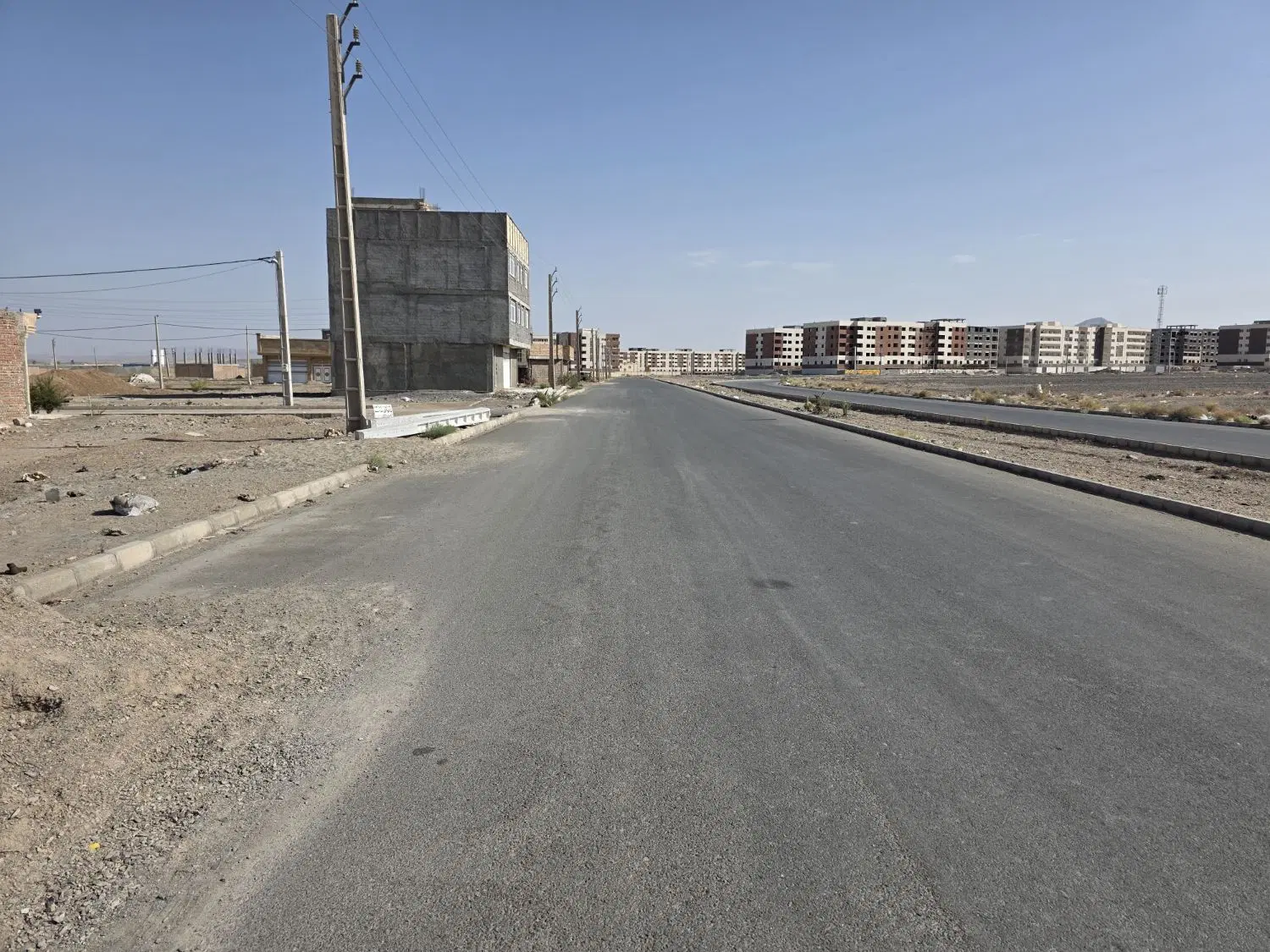 ملک ۱۸۶ متر دونبش خیابان ۴۰ متری