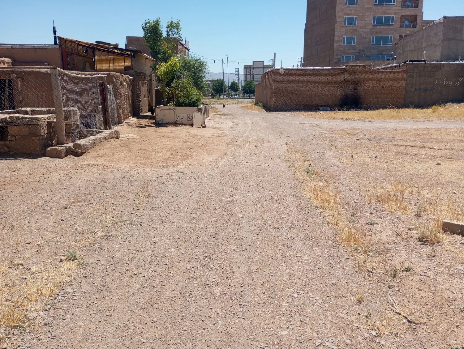 صد متر مربع زمین مسکونی