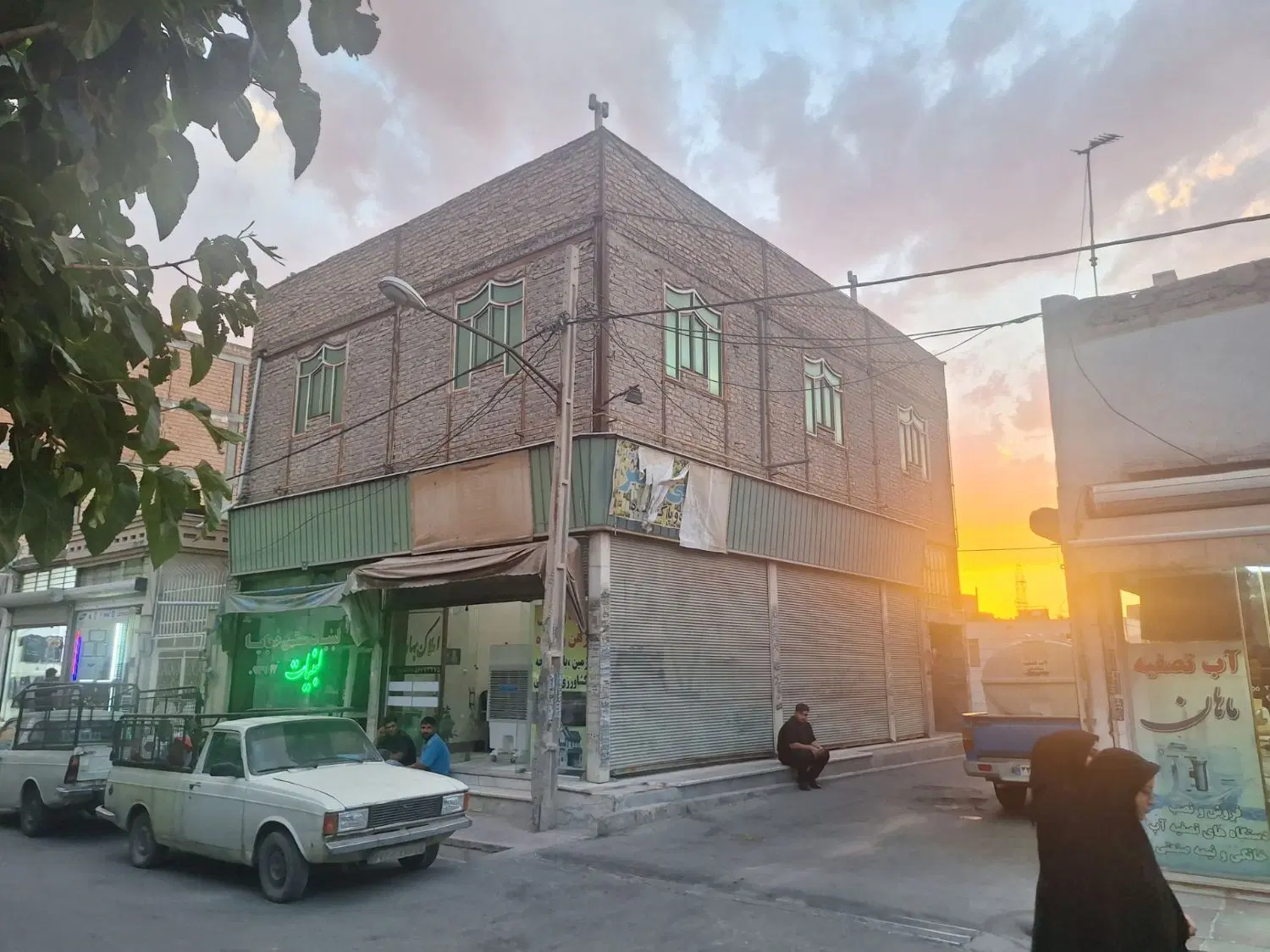 یک ساختمان دوطبقه باسند و دهنه مغازه