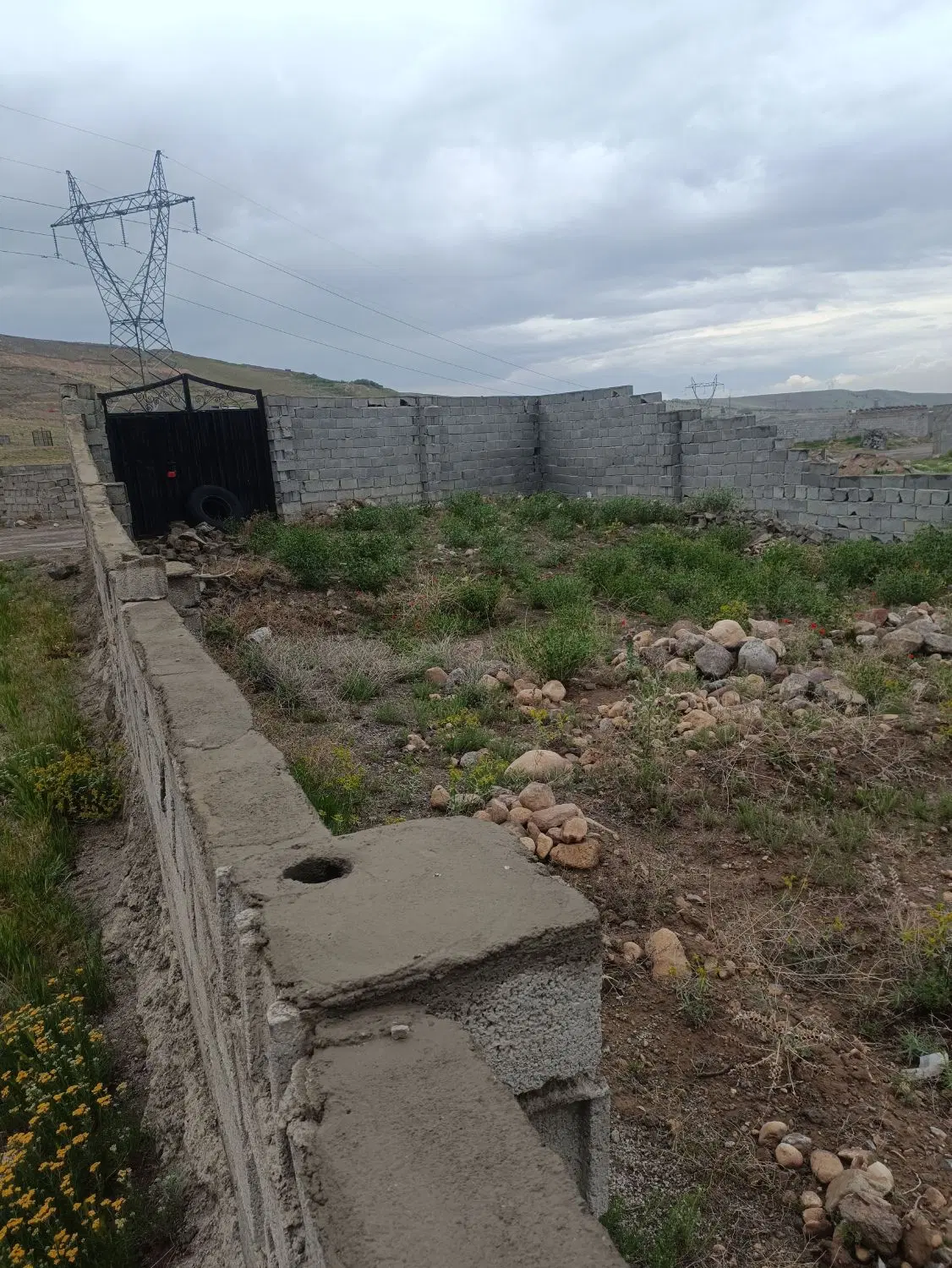 حصار ۴۰۰ متر در روستای کرجان مانده به کشتارگاه
