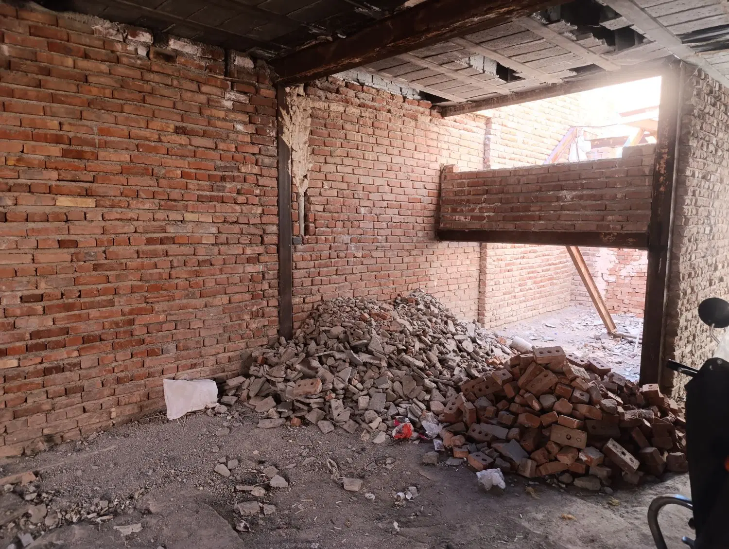 ملک نیمه کاره