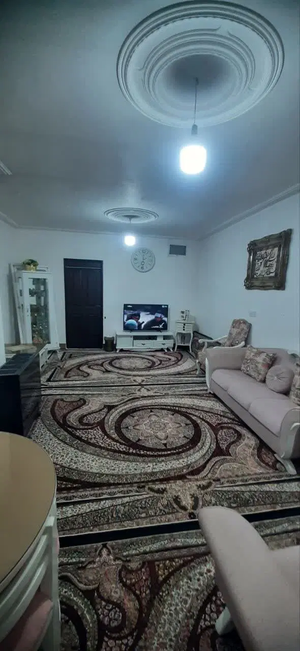 منزل مسکونی سه طبقه واقع در خیابان کارگر