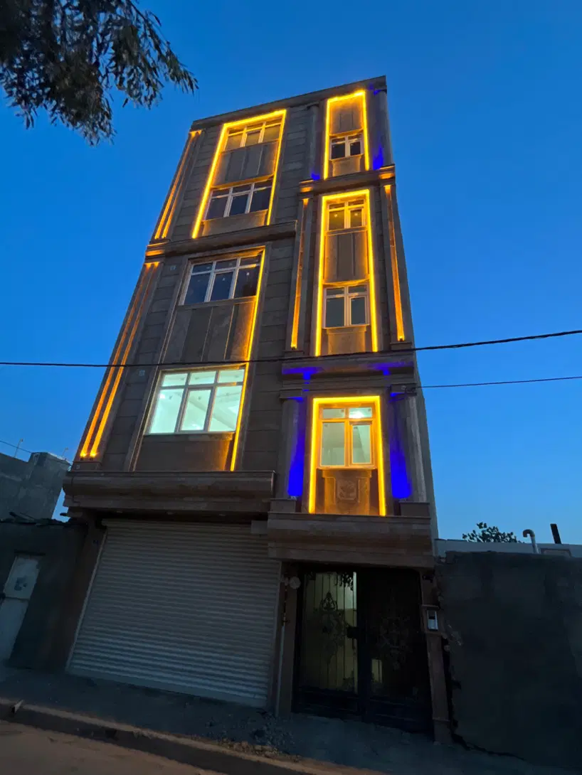 مسکونی ۴ طبقه نزدیک به خیابان اصلی